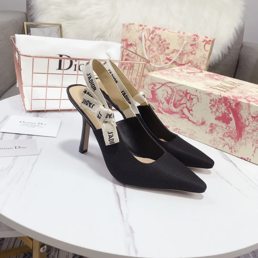 👟👟Ex-factory price 480👟👟 Dior’s popular sandals are new🔥 🔥 The same style as the most popular internet celebrities and celebrities of the year💁 💁. The fabric is imported; calf patent leather (special material), the lining and feet are made of calf leather lining🐑. Original molded heel, heel height 10Cm 6.5cm💘 flat bottom 1.5cm, original molded metal outsole with five-pointed star LOGO mark👟👟. Original bow, 💅 Italian leather outsole. 👄💋 Full set of packaging (clamshell box, cloth bag, card, invoice, one-to-one wrapping paper) 34 40 41 customized